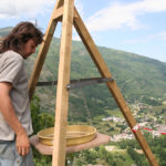 Un jeune archéologue sur un site de fouilles