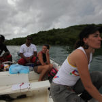 Mélanie avec la très dynamique équipe spécialisée dans les balades en barques à fond transparent